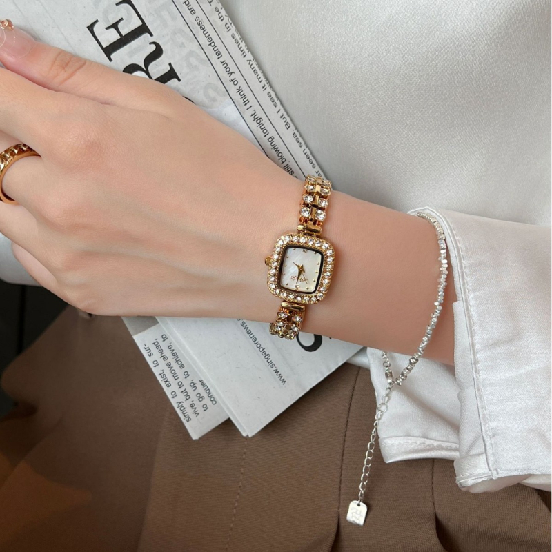 Ceas femei cu cadran pătrat, mișcare quartz Miyota (diametrul cadranului 29,5 mm; rezistență la apă 30 m)