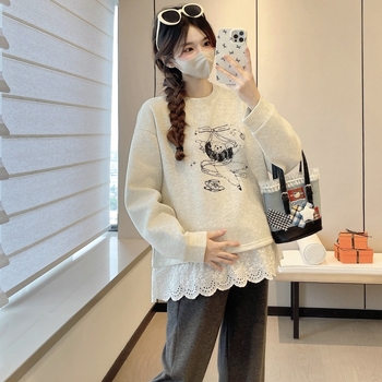 Motinystės palaidinė su gobtuvu; korėjietiško stiliaus, panelinis raštas (medvilnės-elastano mišinys 70-80% medvilnė, <=30% elastanas; ruduo–žiema 2025; ilgos rankovės; apvali kaklo)