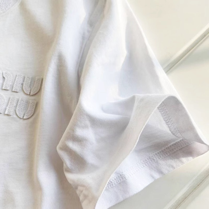 MU stil majica s izvezenim logotipom i slovima, labav kroj, ženski top za proljeće i ljeto