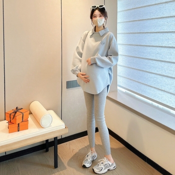 Nėščiosioms skirta kapucinė su polo apykakle, laisvas kirpimas, ilgis 80–100 cm, triacetato mišinys 80–90%