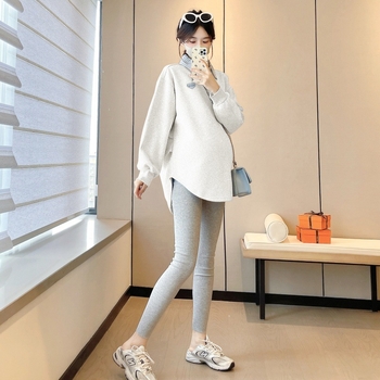 Nėščiosioms skirta kapucinė su polo apykakle, laisvas kirpimas, ilgis 80–100 cm, triacetato mišinys 80–90%