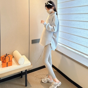 Nėščiosioms skirta kapucinė su polo apykakle, laisvas kirpimas, ilgis 80–100 cm, triacetato mišinys 80–90%