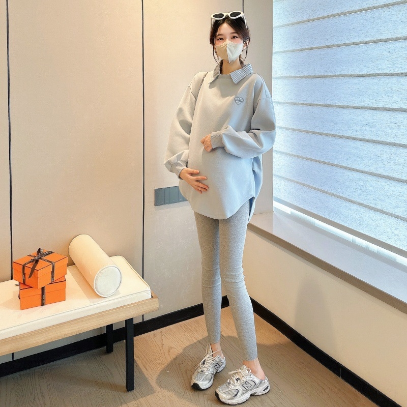 Nėščiosioms skirta kapucinė su polo apykakle, laisvas kirpimas, ilgis 80–100 cm, triacetato mišinys 80–90%