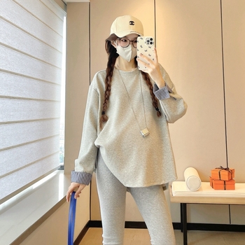 Nėščiosios palaidinė – apvalus kaklas, ilgomis rankovėmis, laisvas kirpimas; medvilnės mišinys (30–50% medvilnė, 30–50% kiti); japonų-korejiečių laisvalaikio stilius, ruduo 2025