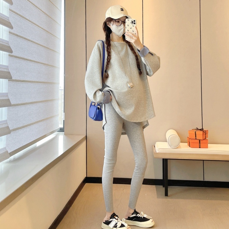 Nėščiosios palaidinė – apvalus kaklas, ilgomis rankovėmis, laisvas kirpimas; medvilnės mišinys (30–50% medvilnė, 30–50% kiti); japonų-korejiečių laisvalaikio stilius, ruduo 2025