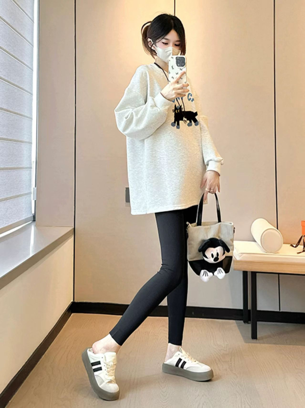 Nėščiųjų medvilninis ilgomis rankovėmis topas su apvaliu kaklu, laisvas kirpimas, vidutinio ilgio