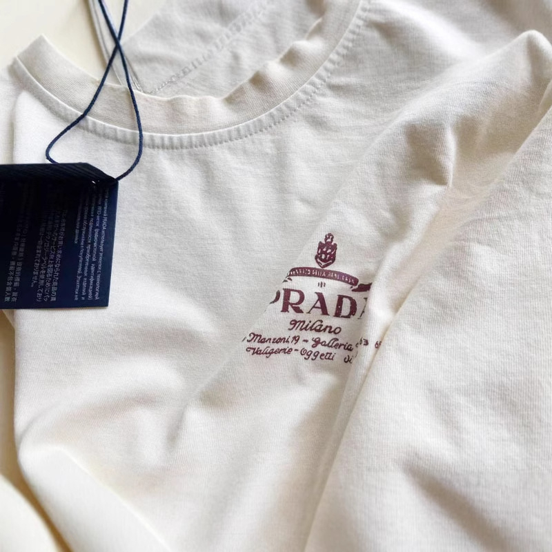 Ženska cropped majica s printom slova na prsima, okrugli izrez, kratki rukavi, gradski stil, proljeće-ljeto 2025