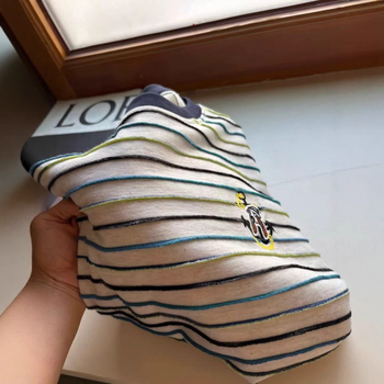 Pamut póló hímzett anime mintával, rövid ujjú, kerek nyakú, laza fazon, közepes hosszú, tavasz 2025, japán-koreai laza stílus.