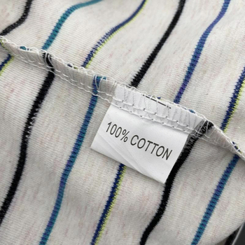 Pamut póló hímzett anime mintával, rövid ujjú, kerek nyakú, laza fazon, közepes hosszú, tavasz 2025, japán-koreai laza stílus.