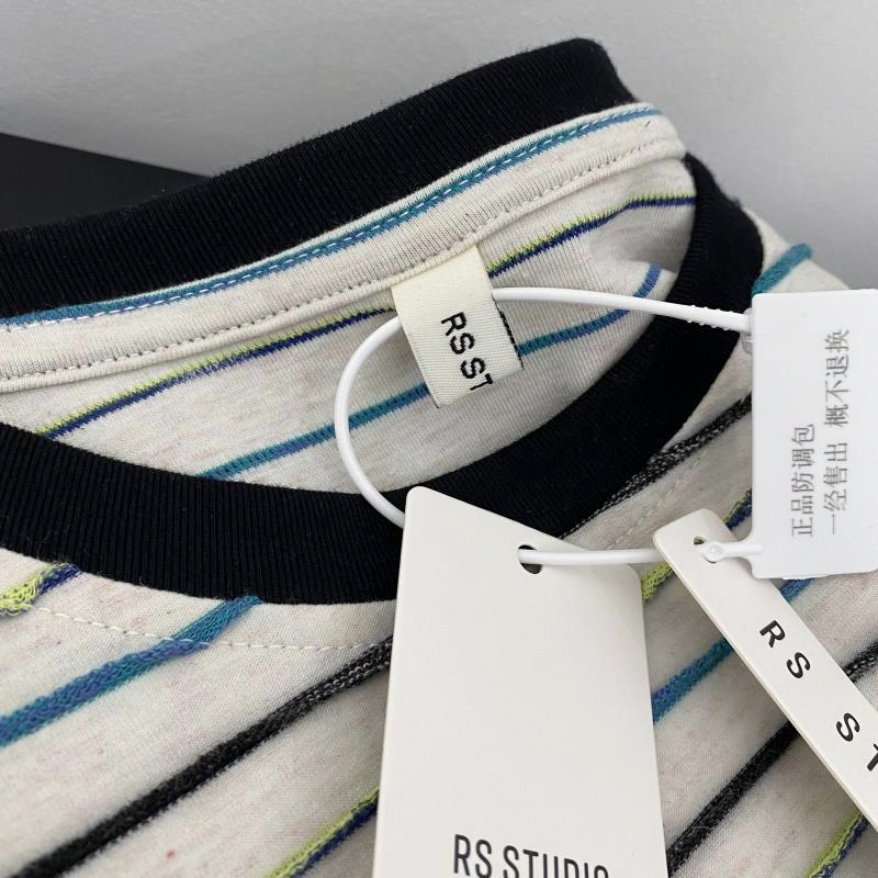 Pamut póló hímzett anime mintával, rövid ujjú, kerek nyakú, laza fazon, közepes hosszú, tavasz 2025, japán-koreai laza stílus.