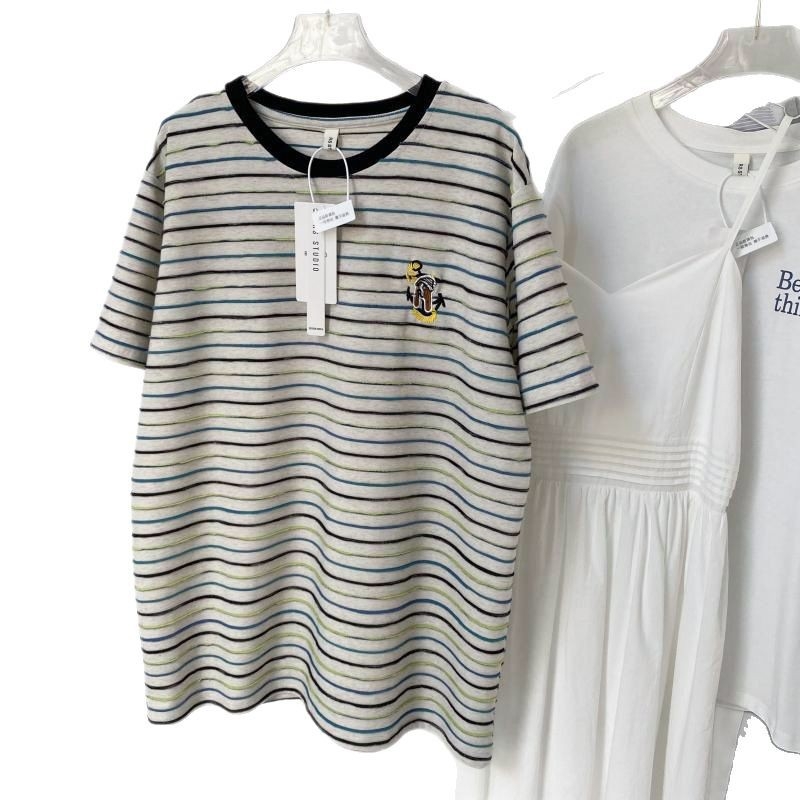 Pamut póló hímzett anime mintával, rövid ujjú, kerek nyakú, laza fazon, közepes hosszú, tavasz 2025, japán-koreai laza stílus.