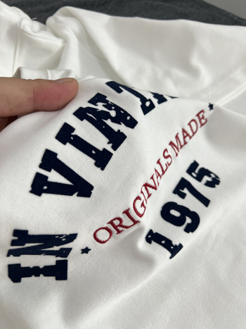Majica s natpisom slovima, pamuk-poliester smjesa (70-80% pamuka, <30% poliester), okrugli izrez, kratki rukavi, opušten kroj, jesen 2025, japansko-korejski ležerni stil
