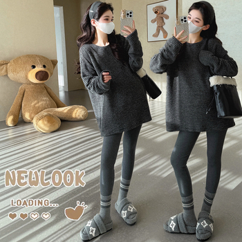 Nėščiųjų dryžuotas megztinis-topas – akrilo/poliessterio mišinys, rankovių ilgis 9/10, apykaklė su volanu, vidutinio ilgio, laisvas kirpimas