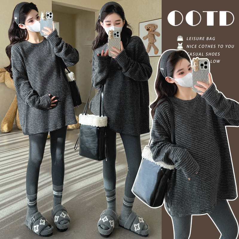 Nėščiųjų dryžuotas megztinis-topas – akrilo/poliessterio mišinys, rankovių ilgis 9/10, apykaklė su volanu, vidutinio ilgio, laisvas kirpimas