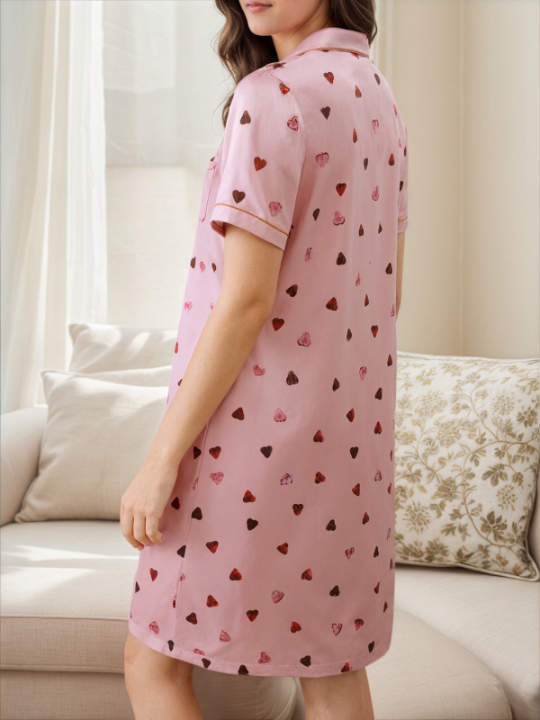 Trudnička noćna haljina od poliestera, slobodan kroj, kratki rukavi, ovratnik tip sakou, srednja duljina 65–80 cm