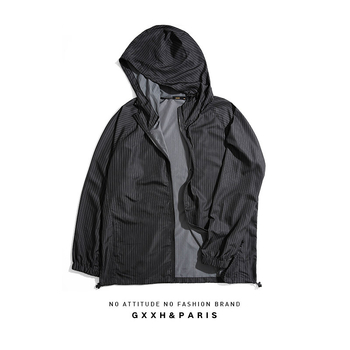 Napsütésvédő kapucnis dzseki, 100% poliészter, laza szabás, légáteresztő.