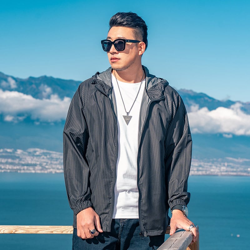 Napsütésvédő kapucnis dzseki, 100% poliészter, laza szabás, légáteresztő.