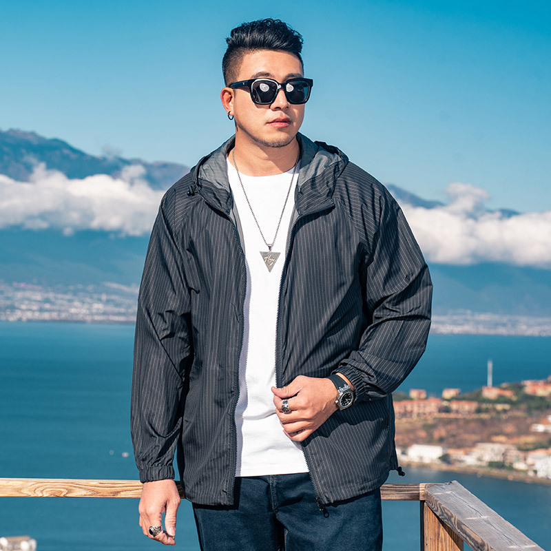 Napsütésvédő kapucnis dzseki, 100% poliészter, laza szabás, légáteresztő.