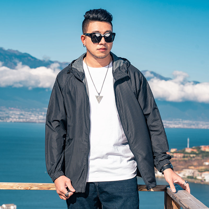 Napsütésvédő kapucnis dzseki, 100% poliészter, laza szabás, légáteresztő.