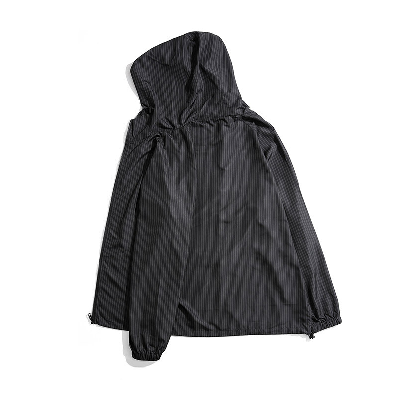 Napsütésvédő kapucnis dzseki, 100% poliészter, laza szabás, légáteresztő.