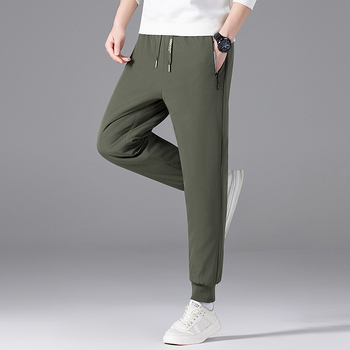 Férfi téli sportnadrág fleece-béléssel, egyenes szabású, középmagas derék, poliészter anyag, töltés selyem-pamut.