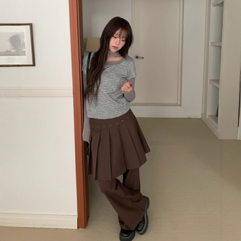 Falošný dvojdielny set: plisovaná sukňa s kovovou sponou a bootcut nohavice s plisovaním (Materiál: tkanina, prirodzený pás, jar 2025)