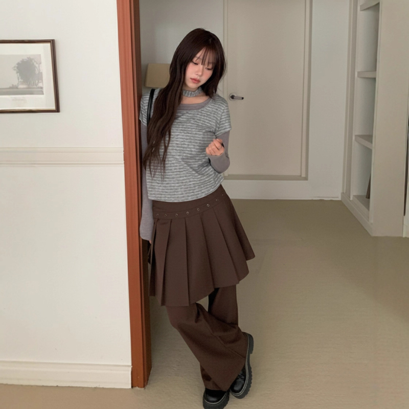 Falošný dvojdielny set: plisovaná sukňa s kovovou sponou a bootcut nohavice s plisovaním (Materiál: tkanina, prirodzený pás, jar 2025)