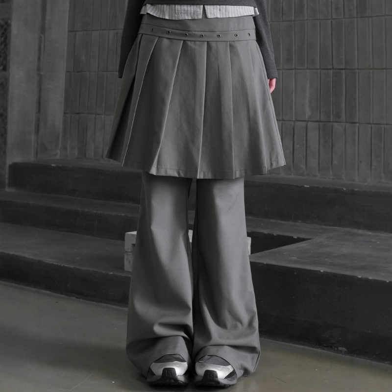 Falošný dvojdielny set: plisovaná sukňa s kovovou sponou a bootcut nohavice s plisovaním (Materiál: tkanina, prirodzený pás, jar 2025)