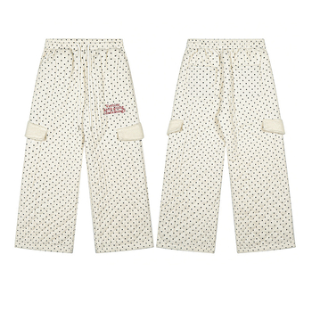 Kelnės tiesaus kirpimo, išorinis audinys nailonas 100%, pamušalas poliesteris 100%, užpildas poliesteris, liemuo vidutinio aukščio