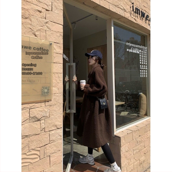 Grūtnieču mētelis korejiešu stilā, vidēja garuma, brīva piegriezuma, aitas vilna, jakas apkakle