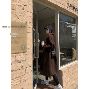 Grūtnieču mētelis korejiešu stilā, vidēja garuma, brīva piegriezuma, aitas vilna, jakas apkakle