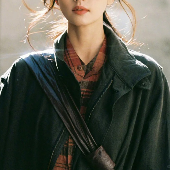 Дамски тренчкот със свободен силует, средно дълъг модел, полиестер, пачворк детайли