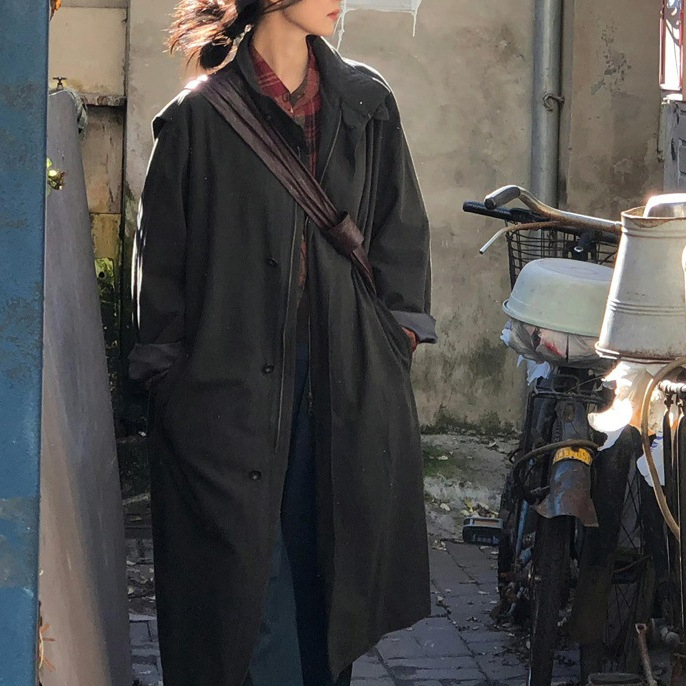 Дамски тренчкот със свободен силует, средно дълъг модел, полиестер, пачворк детайли