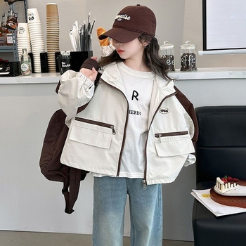 Meitenes windbreaker jaka ar krāsu blokiem, kapuce, 3/4 piedurknes, TR audums ar PVC līdz 30%