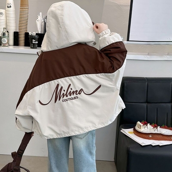 Meitenes windbreaker jaka ar krāsu blokiem, kapuce, 3/4 piedurknes, TR audums ar PVC līdz 30%