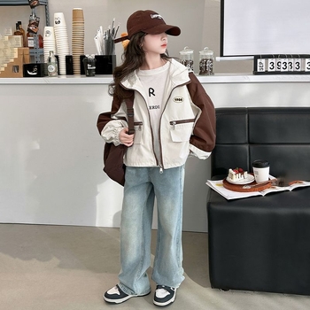 Meitenes windbreaker jaka ar krāsu blokiem, kapuce, 3/4 piedurknes, TR audums ar PVC līdz 30%