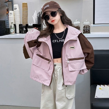 Meitenes windbreaker jaka ar krāsu blokiem, kapuce, 3/4 piedurknes, TR audums ar PVC līdz 30%