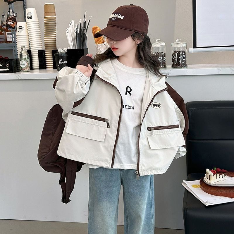 Meitenes windbreaker jaka ar krāsu blokiem, kapuce, 3/4 piedurknes, TR audums ar PVC līdz 30%