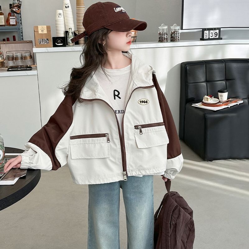 Meitenes windbreaker jaka ar krāsu blokiem, kapuce, 3/4 piedurknes, TR audums ar PVC līdz 30%