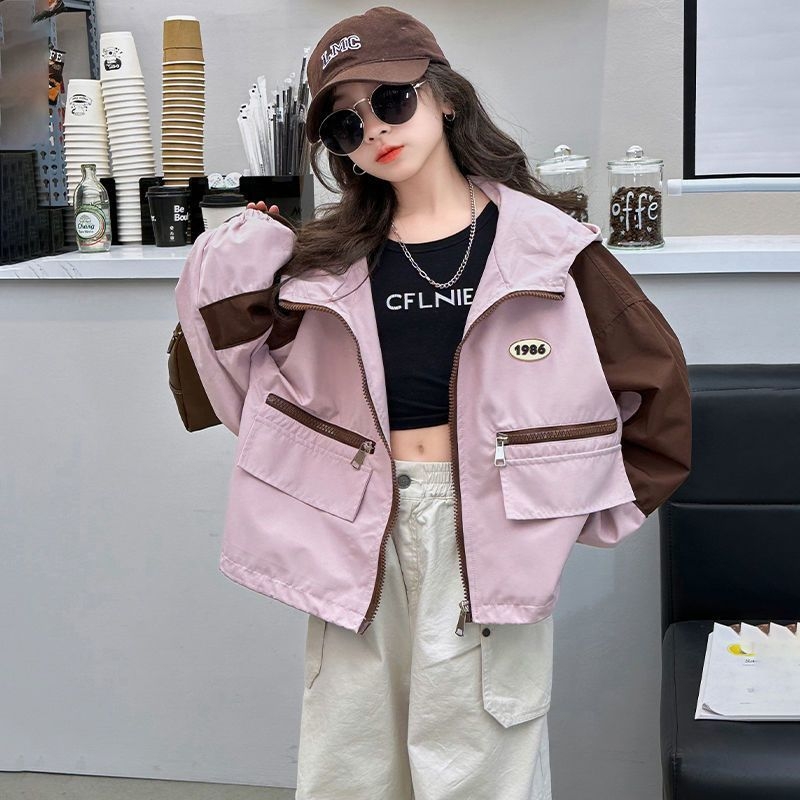 Meitenes windbreaker jaka ar krāsu blokiem, kapuce, 3/4 piedurknes, TR audums ar PVC līdz 30%