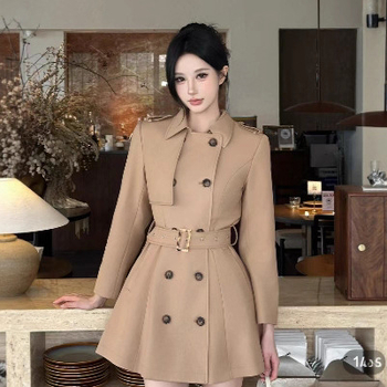 Sieviešu vēja jaka ar šauru siluetu, garas piedurknes, vidēja garuma, kakla apkakle, audums: konopju šķiedras + regenerētā celuloze (>95%), rudens 2025