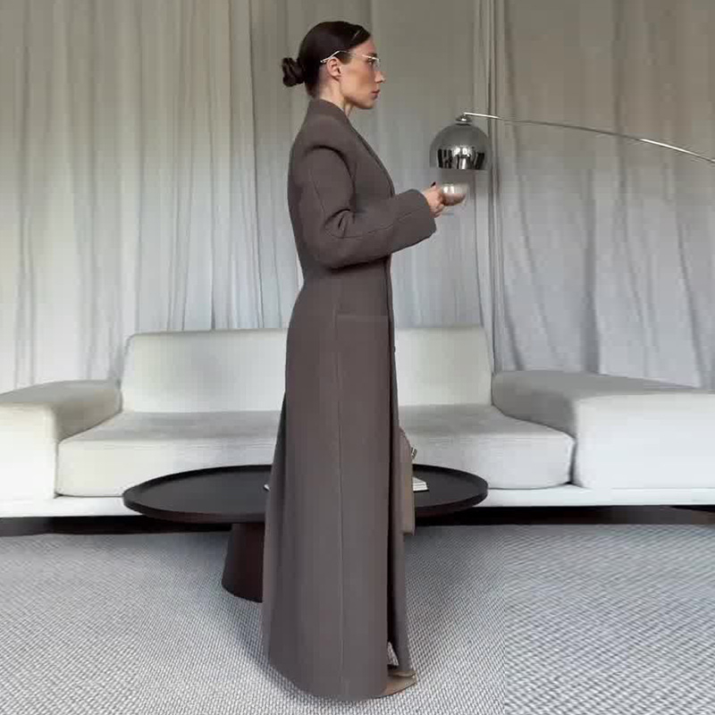 Ženski dugi sivi kaput sa stojećim ovratnikom, naglašenim strukom, dugim rukavima, elegantan zimski kaput