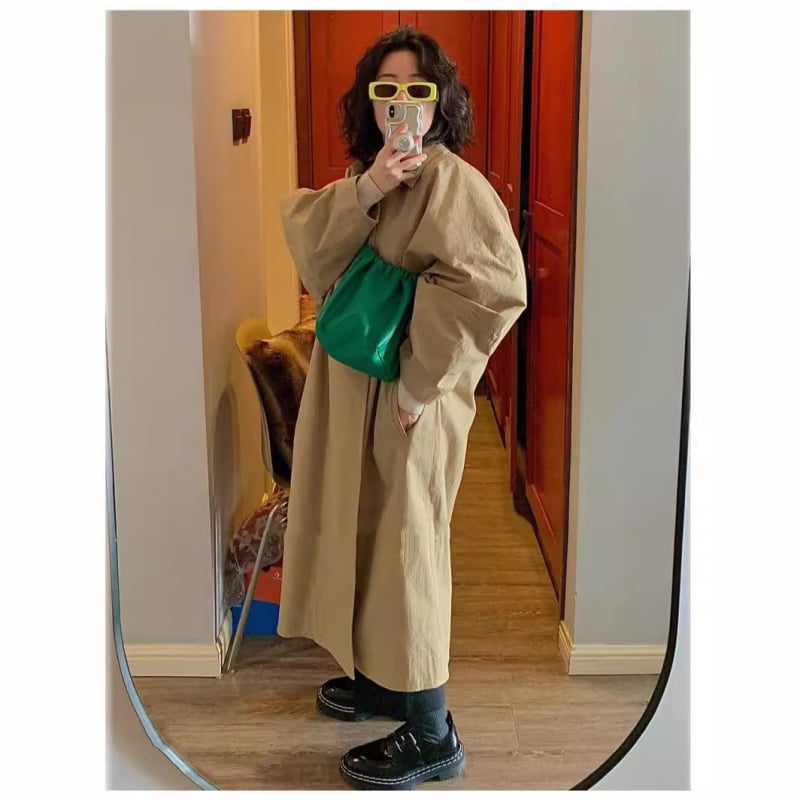 Nordijski minimalistički windbreaker s rukavima tipa bat-wing, slobodan kroj, panel dizajn