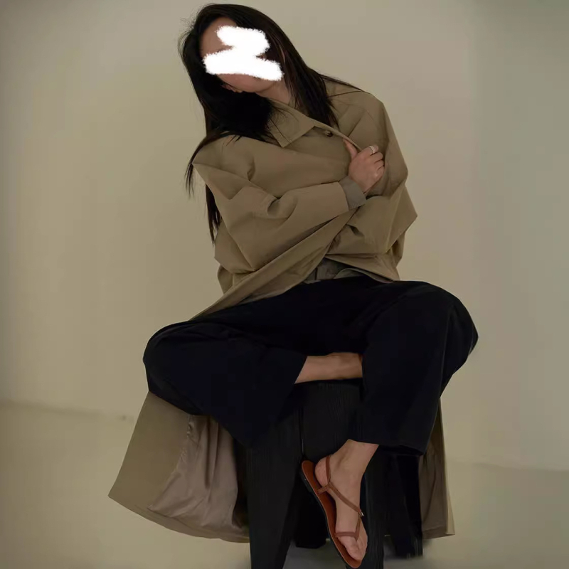 Nordijski minimalistički windbreaker s rukavima tipa bat-wing, slobodan kroj, panel dizajn