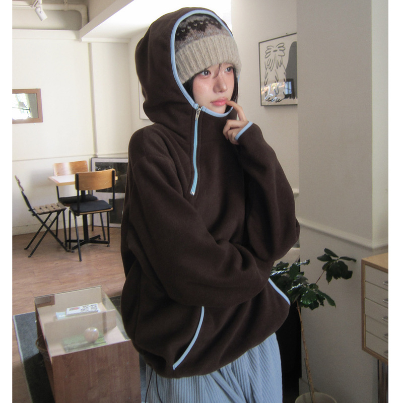 Hoodie od flisa s kapuljom i dvostrukim džepovima, slobodan kroj, zip, dugi rukavi, okrugli izrez, poliester fleec