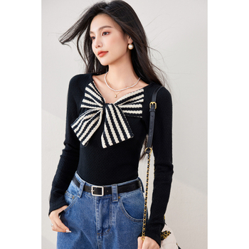 Pleteni pulover s mašnicom i prugastim uzorkom, uski kroj, viskozni materijal, visoki ovratnik (Jesen 2025)