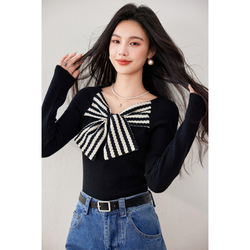 Pleteni pulover s mašnicom i prugastim uzorkom, uski kroj, viskozni materijal, visoki ovratnik (Jesen 2025)