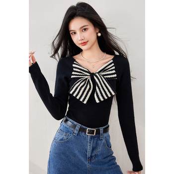 Pleteni pulover s mašnicom i prugastim uzorkom, uski kroj, viskozni materijal, visoki ovratnik (Jesen 2025)