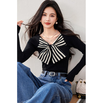 Pleteni pulover s mašnicom i prugastim uzorkom, uski kroj, viskozni materijal, visoki ovratnik (Jesen 2025)