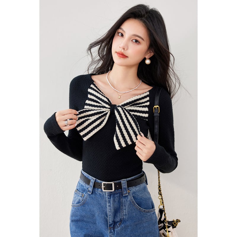 Pleteni pulover s mašnicom i prugastim uzorkom, uski kroj, viskozni materijal, visoki ovratnik (Jesen 2025)